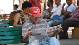 Leyendo el Granma en Cuba