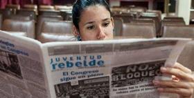 Leyendo el diario oficial cubano Juventud Rebelde. (Foto de Juventud Rebelde.)