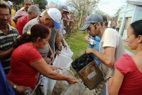 Cubanos hacen cola para adquirir carbón para cocinar tras el paso de Sandy