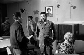 El Che Guevara en entrevista con Lisa Howard, en el Ministerio de Industrias de Cuba, en 1964