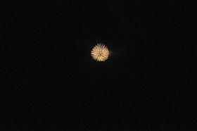 Vista del viernes, 9 de diciembre de 2011, de fuegos artificiales lanzados desde una flotilla de exiliados cubanos en aguas internacionales frente a las costas de Cuba