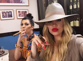 Kourtney y Khloé Kardashian en Cuba
