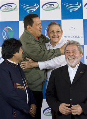 De izquierda a derecha: Hugo Chávez, Raúl Castro, Evo Morales, y Luis Inacio Lula da Silva. Brasil, 16 de diciembre de 2008. (AP)