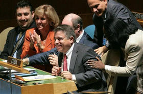La delegación cubana en la ONU celebra la aprobación de la resolución contra el embargo. (AP)
