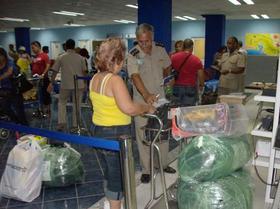 Nuevas tasas aduaneras para viajeros y envíos de paquetes en Cuba