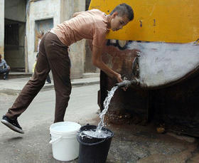 Joven se abastece de agua