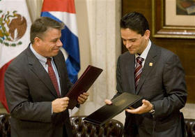 El canciller cubano, Felipe Pérez Roque, y el secretario mexicano de Interior, Camilo Mouriño, en la firma del acuerdo. México, 20 de octubre de 2008. (AP) Felipe Pérez Roque, y el secretario mexicano de Interior, Camilo Mouriño.(AP)