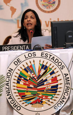 La canciller de Honduras Patricia Rodas lee la resolución durante la asamblea general de la OEA, en San Pedro Sula, el 3 de junio de 2009. (AP)