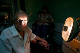 Serafín Barca con un paciente en su consulta de La Habana, Cuba, el 8 de junio de 2017
