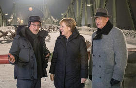 La canciller Angela Merkel, con Steven Spielberg y Tom Hanks en el puente Glienicker (Potsdam)