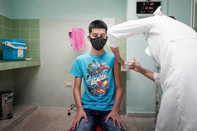 Cristian Artimbau, de 14 años, recibe una dosis de la vacuna Soberana 02 durante las pruebas clínicas en un hospital en medio de la preocupación por la propagación del coronavirus en La Habana