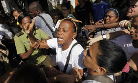 Represión contra las Damas de Blanco y activistas en el Día Internacional de los Derechos Humanos, en esta foto de archivo. (Fotografía tomada del sitio en internet de las Damas de Blanco.)