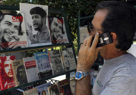 Un hombre con un teléfono móvil o celular en La Habana