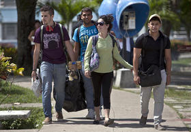 Estudiantes cubanos salen de la Universidad Central Marta Abreu, en Santa Clara. La USAID, tratando de convertir a jóvenes cubanos políticamente apáticos en «agentes de cambio», envió su proyecto a Santa Clara