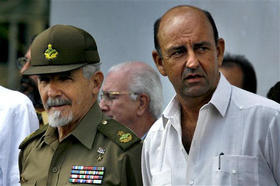 Ramiro Valdés y Carlos Lage. Feria Internacional de La Habana. (AP)