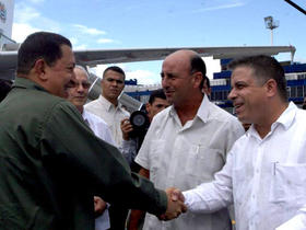 Carlos Lage y Felipe Pérez Roque reciben al presidente venezolano, Hugo Chávez, en el aeropuerto. La Habana, 17 de junio de 2008. 