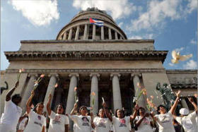 Las Damas de Blanco, este 10 de diciembre, en el Capitolio de La Habana. (EFE)