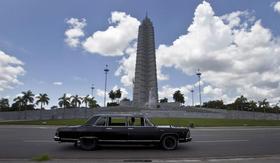 Limusina soviética de las utilizadas por Fidel Castro y para el traslado de dignatarios extranjeros ahora convertida en taxi habanero