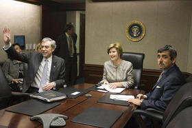 Laura Bush y Carlos Gutiérrez durante la videoconferencia con las Damas de Blanco. (Casa Blanca)