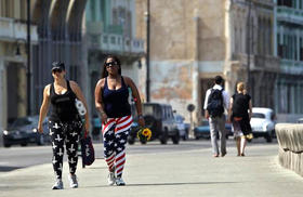 Dos mujeres caminan el jueves, 15 de enero de 2015, por una calle de La Habana. Dos mujeres caminan el jueves, 15 de enero de 2015, por una calle de La Habana