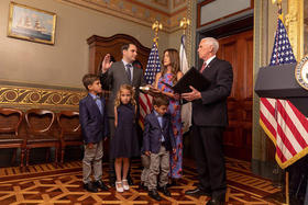 Carlos Trujillo, el nuevo embajador de EEUU en la OEA, jura al cargo ante el vicepresidente Mike Pence y junto a su familia