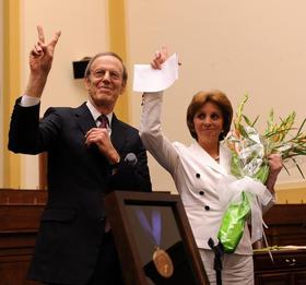 La representante del grupo disidente Damas de Blanco en EEUU, Yolanda Huerga Cedeño (d), y el presidente de la NED, Carl Gershman