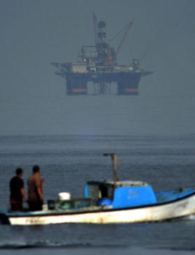 Dos pescadores cubanos observan hoy, jueves 19 de enero de 2012, la plataforma petrolífera contratada por la compañía hispano-argentina Repsol-YPF