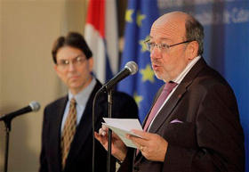 El canciller cubano, Bruno Rodríguez, y el comisario europeo de Desarrollo y Ayuda Humanitaria, Louis Michel. La Habana, 18 de marzo de 2009. (AP)