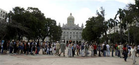 Colas frente a al consulado español. (AP)