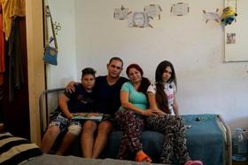 Tania Pérez Mederos, su esposo Roberto Luis Beltrán y sus hijos de 13 y 10 años llevan 10 meses viviendo en una habitación del exmotel Adasevci, en la autopista que une Belgrado y Zagreb