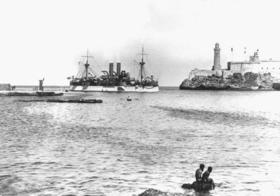El acorazado Maine entrando al puerto de La Habana antes de su hundimiento en 1898