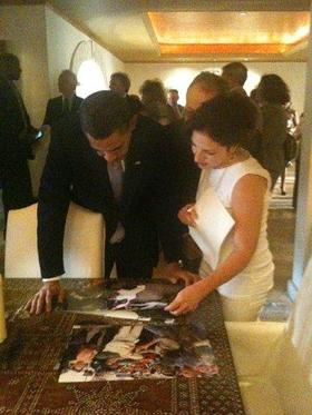 Gloria Estefan muestra al presidente Barack Obama fotos de las manifestaciones de las Damas de Blanco.