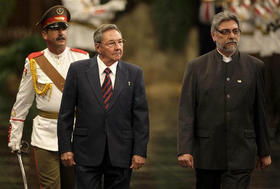 Pie: Raúl Castro y el presidente de Paraguay, Fernando Lugo, durante el recibimiento en el Palacio de la Revolución. La Habana, 3 de junio de 2009. (AP)