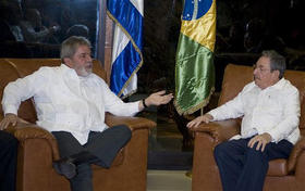 Luis Inacio Lula da Silva y Raúl Castro. (AP)
