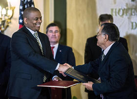 El secretario de Transporte de Estados Unidos, Anthony Foxx (i), y el ministro cubano de Transporte, Adel Yzquierdo, se dan la mano después de firmar un acuerdo que autoriza hasta 110 vuelos regulares diarios a la Isla, el 16 de febrero de 2016