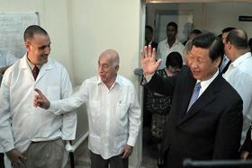 El vicepresidente José Ramón Machado (c) camina junto a su homólogo chino, Xi Jinping (d)