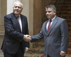 Miguel Ángel Moratinos y Felipe Pérez Roque. Palacio de Viana, Madrid. (EFE)