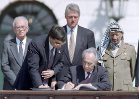 Shimon Peres durante la firma de los Acuerdos de Paz de Oslo en Washington, 1993