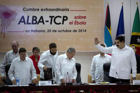 El gobernante cubano Raúl Castro (centro, izq.), junto al presidente de Venezuela, Nicolás Maduro (der.), el lunes en la cumbre extraordinaria que celebra la Alianza Bolivariana de los Pueblos de América (ALBA) para coordinar acciones para el combate y prevención de la epidemia de ébola
