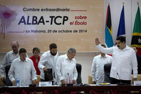 El gobernante cubano Raúl Castro (centro, izq.), junto al presidente de Venezuela, Nicolás Maduro (der.), el lunes en la cumbre extraordinaria que celebra la Alianza Bolivariana de los Pueblos de América (ALBA) para coordinar acciones para el combate y prevención de la epidemia de ébola. El gobernante cubano Raúl Castro (centro, izq.), junto al presidente de Venezuela, Nicolás Maduro (der.), el lunes en la cumbre extraordinaria que celebra la Alianza Bolivariana de los Pueblos de América (ALBA) para coordinar acciones para el combate y prevención de la epidemia de ébola