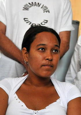 Maritza Pelegrino, viuda del preso político Wilman Villar Mendoza, fallecido el pasado 19 de enero, ofrece una rueda de prensa hoy, lunes 30 de enero de 2012, en La Habana (Cuba). (EFE)  