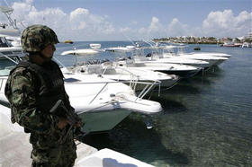 Un soldado vigila lanchas confiscadas por las autoridades mexicanas. Isla Mujeres, México, 6 de octubre de 2008. (AP) Un soldado vigila lanchas confiscadas. Isla Mujeres, México. (AP)