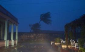 Los fuertes vientos del huracán Matthew hacen sentir su fuerza sobre Baracoa, Cuba