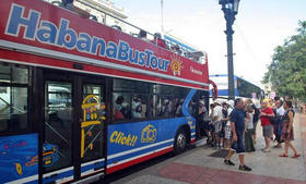 Turistas abordan un autobús turístico el viernes 16 de enero de 201 en La Habana
