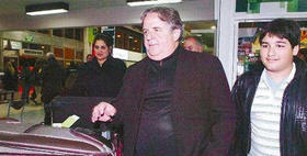 El médico Ramón Crespo, junto a su familia, el viernes en el aeropuerto de Montevideo. (EL PAÍS DE URUGUAY)