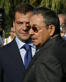 El presidente ruso, Dimitri Medvedev, y Raúl Castro. La Habana, 28 de noviembre de 2008. (AP)