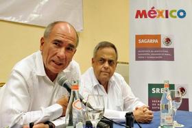 El secretario mexicano de Agricultura, Francisco Mayorga (i), y el embajador de su país en Cuba, Gabriel J. Remus (d), participan en una rueda de prensa en La Habana, el 24 de mayo de 2011. (EFE)