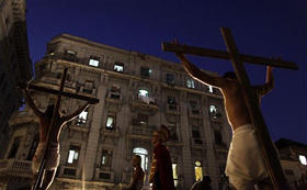 Representación de la crucifixión de Jesucristo en La Habana. (AP) Representación de la crucifixión de Jesucristo en La Habana. (AP)