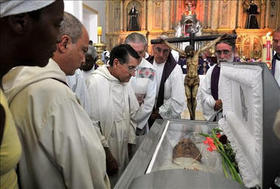 Oficio religioso por el sacerdote español Eduardo de la Fuente. Iglesia de Santa Clara de Asís, en La Habana, 18 de febrero de 2009. (EFE)