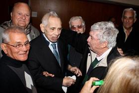 Orlando Bosch y Luis Posada Carriles, durante la presentación de la autobiografía del primero, “Los años que he vivido”, en Miami